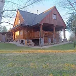 Drevenica Pod Vrbami S Farmou A Zvieratami Alpehytte *